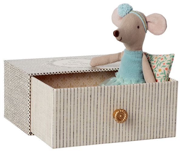 little sister | dance mouse in daybed