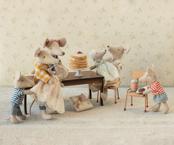 baby mouse in gown | powder