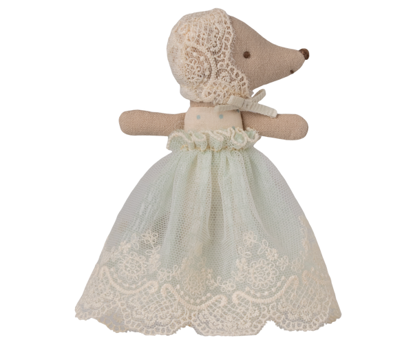 baby mouse in gown | mint