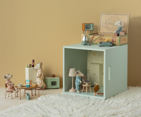 grandma and grandpa mice in cigarbox (new!)