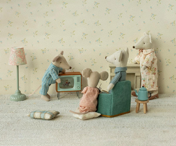 grandma and grandpa mice in cigarbox (new!)