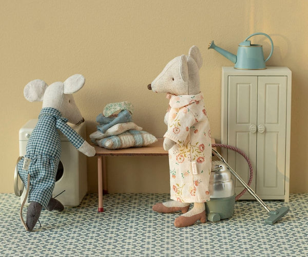 grandma and grandpa mice in cigarbox (new!)