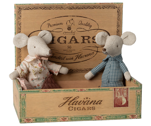 grandma and grandpa mice in cigarbox (new!)
