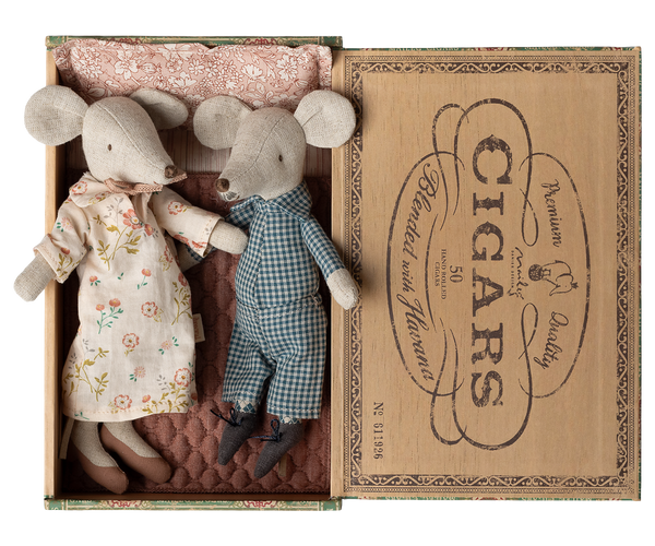 grandma and grandpa mice in cigarbox (new!)