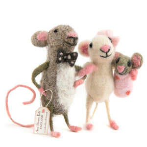 felt mouse | mummy and daddy carrying baby girl